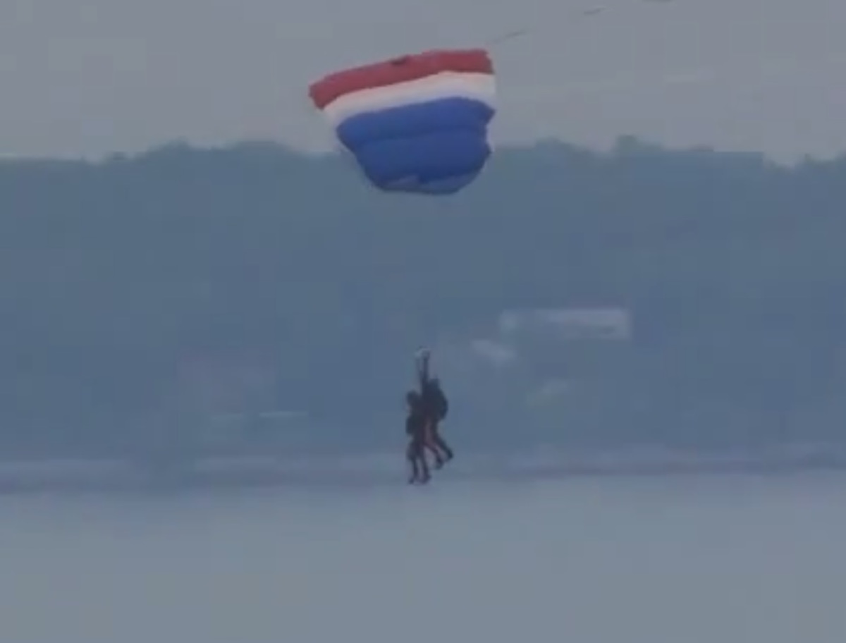 Ο 90χρονος Μπους πηδάει με αλεξίπτωτο (ξανά!)