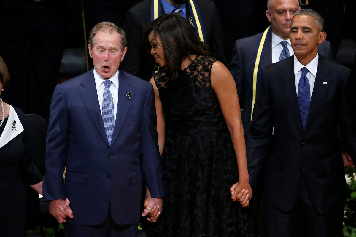 George W. Bush εκτός τόπου και χρόνου! Χόρευε στο μνημόσυνο των αστυνομικών! ΒΙΝΤΕΟ