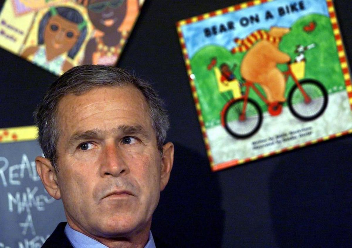 Το βλέμμα τρόμου του Τζορζ Μπους λίγο αφού έχει μάθει για την επίθεση στους Δίδυμους Πύργους - Φωτογραφία AFP