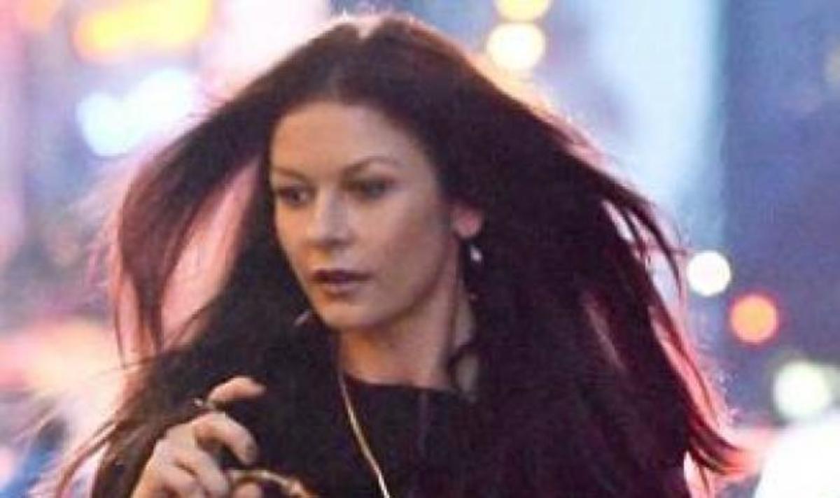 Η 44χρονη C. Z. Jones, δείχνει 10 χρόνια νεότερη! Οι φωτογράφοι την εντόπισαν ανανεωμένη και χωρίς ίχνος ρυτίδας!