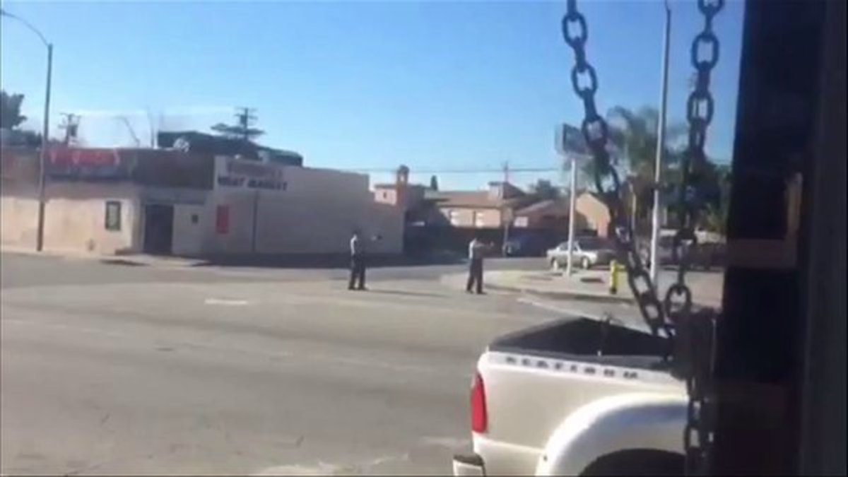 Βίντεο: Αστυνομικοί πυροβολούν Αφροαμερικανό που προσπαθεί να ξεφύγει έρποντας