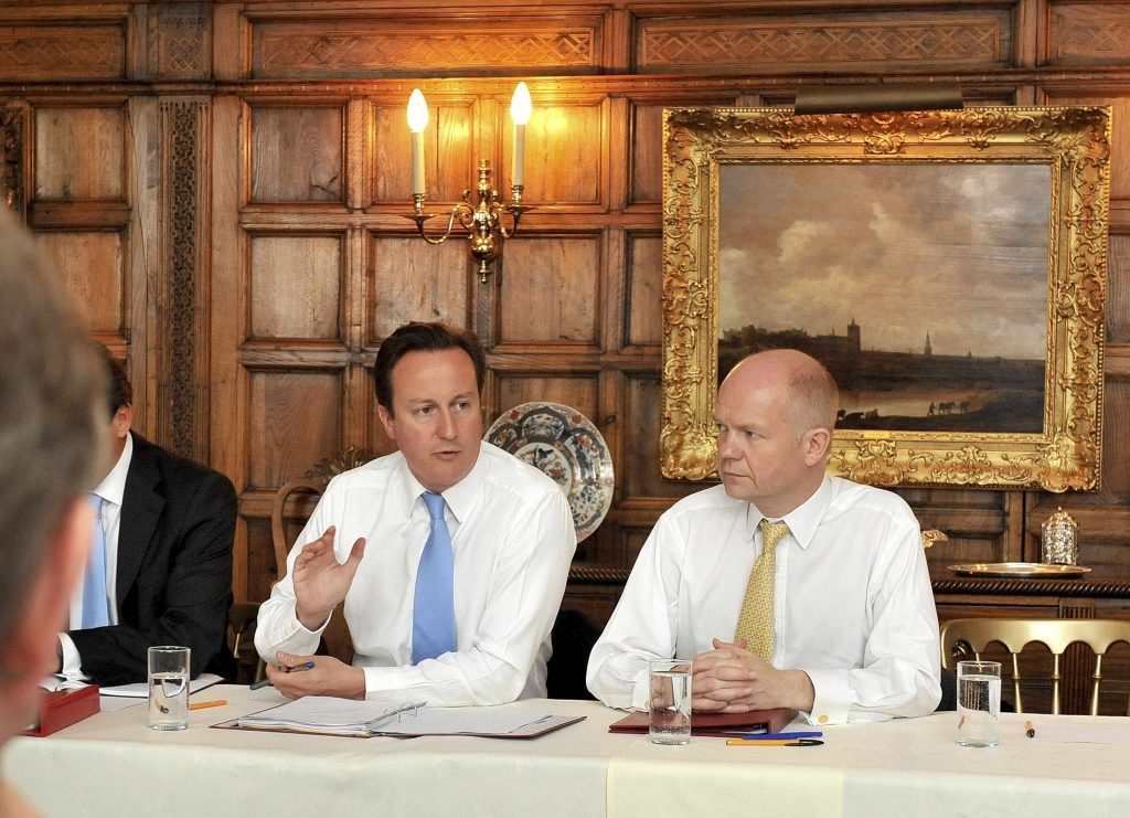 Ο υπουργός Εξωτερικών της Βρετανίας δίπλα στον πρωθυπουργό Ντέιβιντ Κάμερον. ΦΩΤΟ REUTERS