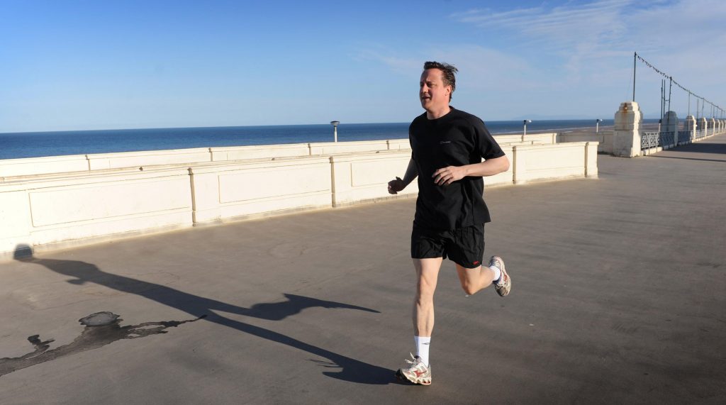 Ο ηγέτης των Συντηριτικών Ντέιβιντ Κάμερον την ώρα που τρέχει σε παραλιακή πόλη της βόρειας Αγγλίας. ΦΩΤΟ REUTERS