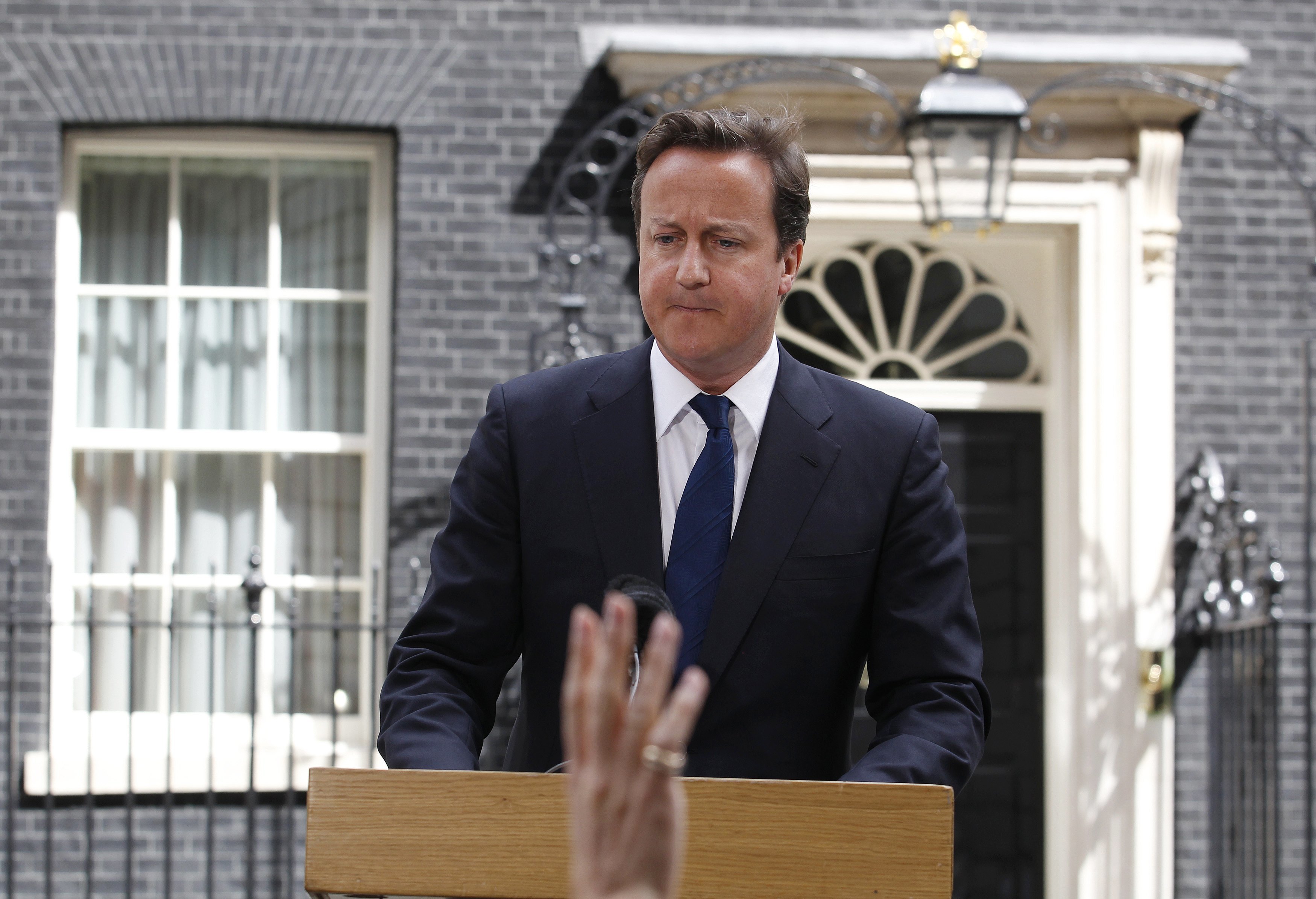 Σε κλοιό ύφεσης και η Βρετανία – Αυξάνεται η πίεση στον Κάμερον