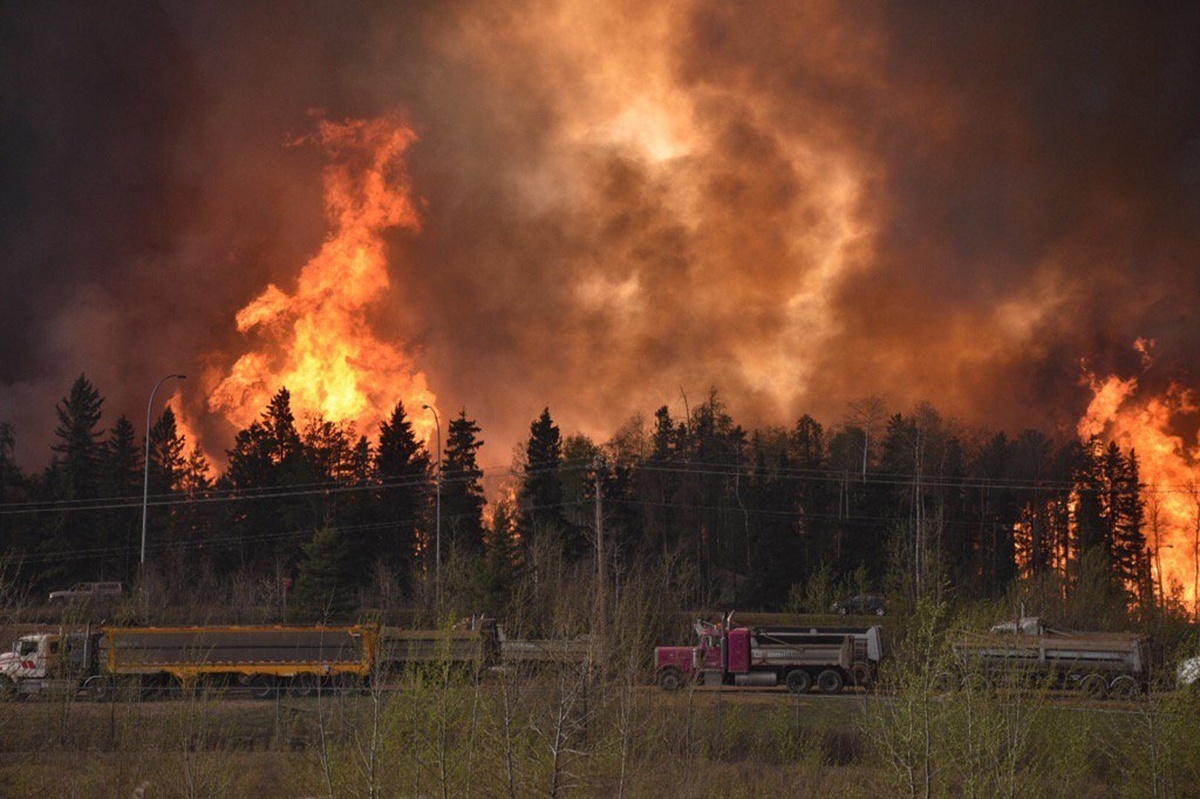 Καναδάς: Εκκενώθηκε πόλη 60.000 κατοίκων λόγω φωτιάς – ΦΩΤΟ, VIDEO