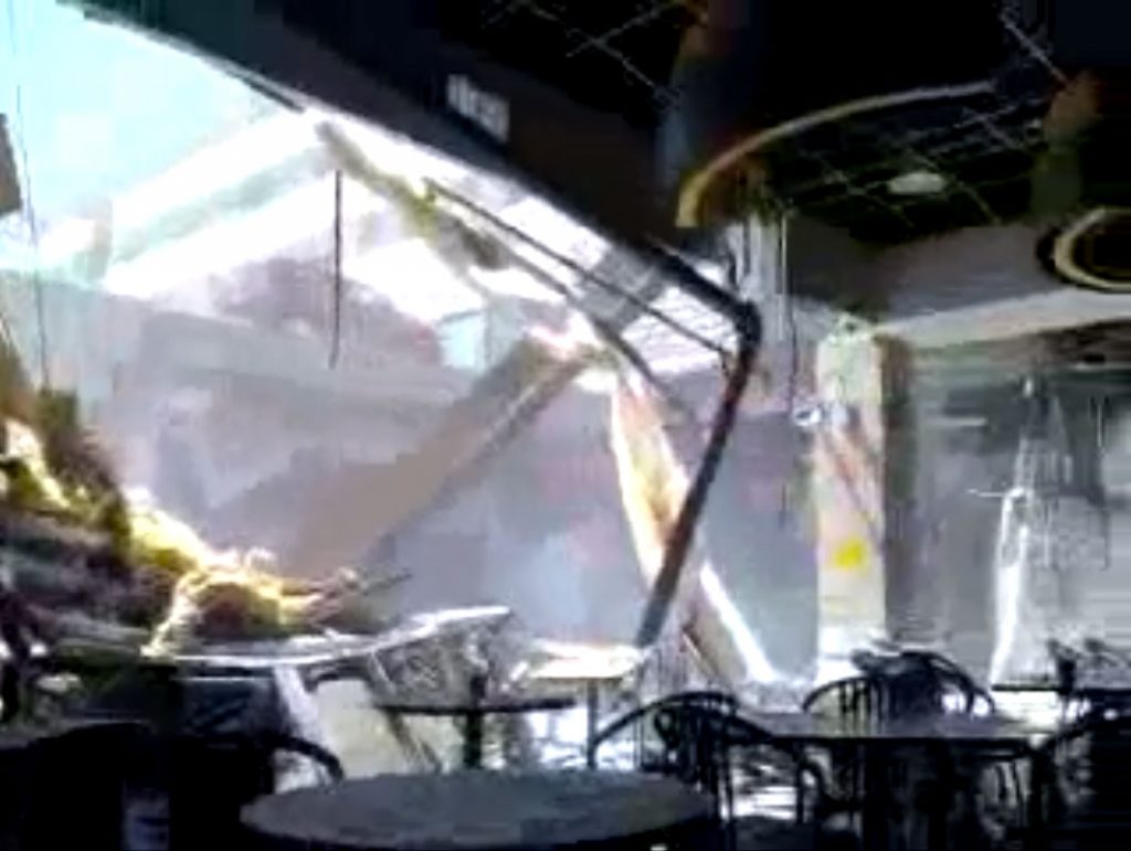 Αγωνία στα συντρίμμια – Κατέρρευσε οροφή εμπορικού κέντρου! (VIDEO)