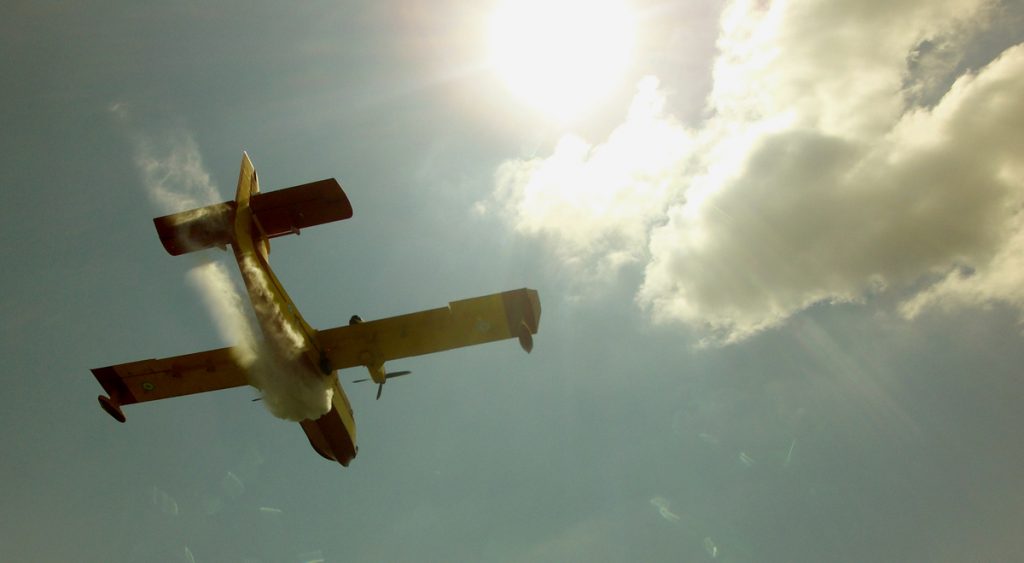 Πτώση Canadair στα Δερβενοχώρια: Το είδα να πέφτει μέσα στη φωτιά! 10 λεπτά μετά ακούστηκαν εκρήξεις – Ήταν τυχεροί οι πιλότοι!