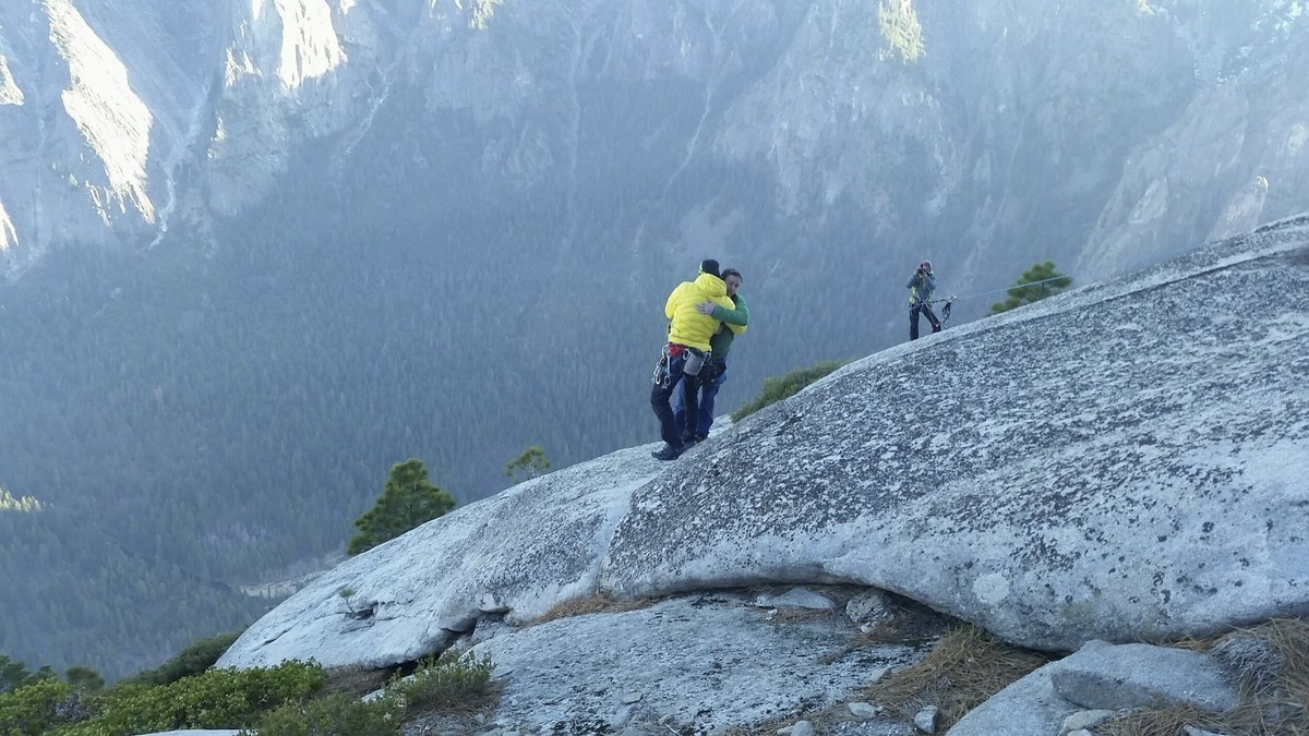 Σκαρφάλωσαν σε βράχο 900 μέτρων χωρίς εξοπλισμό! (ΦΩΤΟ, VIDEO)