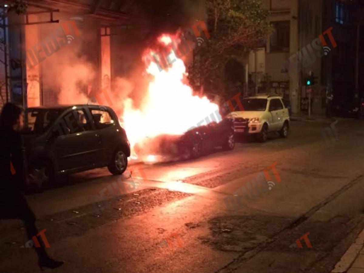 Γης μαδιάμ τα Εξάρχεια! Έκαψαν αυτοκίνητα και κάδους – Γκρέμισαν τη σκαλωσιά στο Πολυτεχνείο (ΒΙΝΤΕΟ & ΦΩΤΟ)