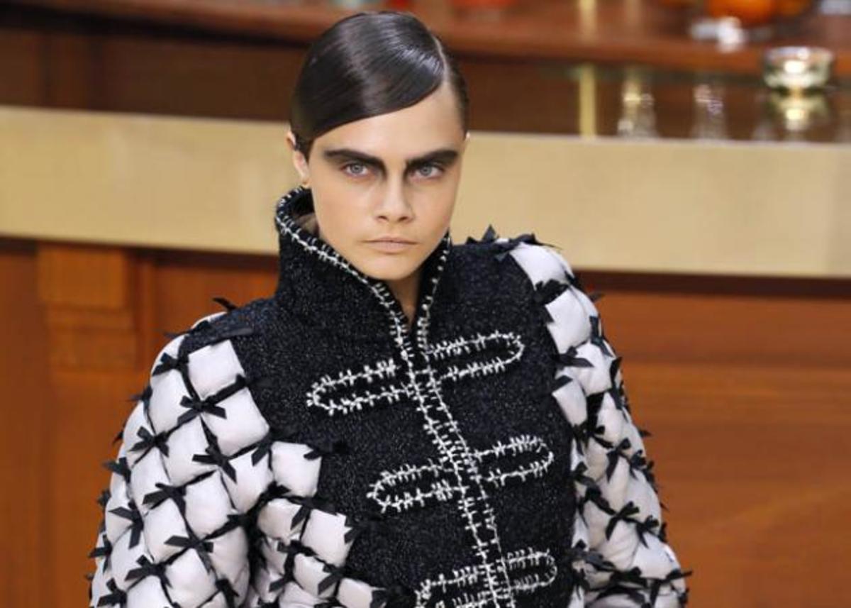Karl Lagerfeld: γιατί έκανε την Cara… αγόρι στο show της Chanel;
