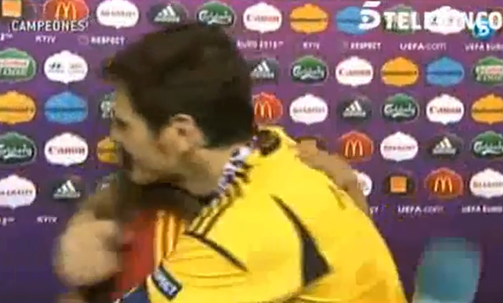 Η Carbonero έπεσε στην αγκαλιά του Casillas την ώρα της συνέντευξης