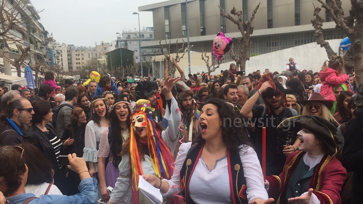 Πατρινό καρναβάλι… στην Πλάκα! “Πλημμύρισε” καρναβαλιστές η Αθήνα! [vids, pics]