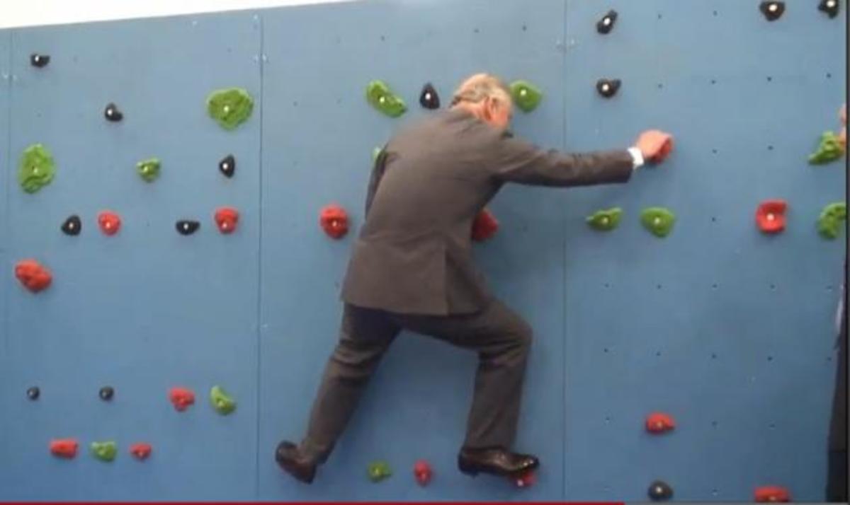 Όταν ο πρίγκιπας Κάρολος προσπαθεί να σκαρφαλώσει ένα τοίχο! Video