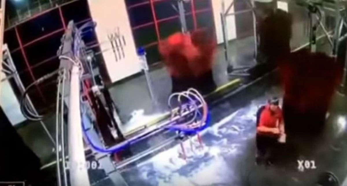 Ξεκαρδιστικό βίντεο: Υπάλληλος κόλλησε στην βούρτσα του πλυντηρίου αυτοκινήτων και έκανε σβούρες!