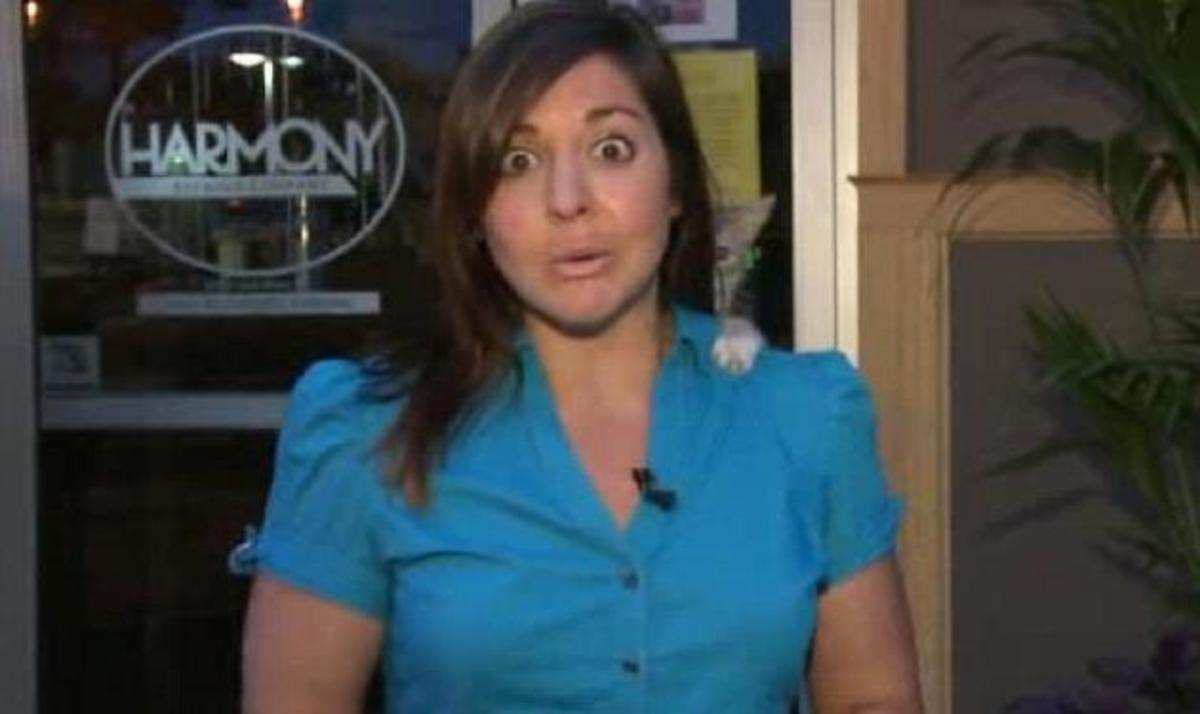 Oops! Όταν η γάτα “επιτέθηκε” στη ρεπόρτερ! Βίντεο