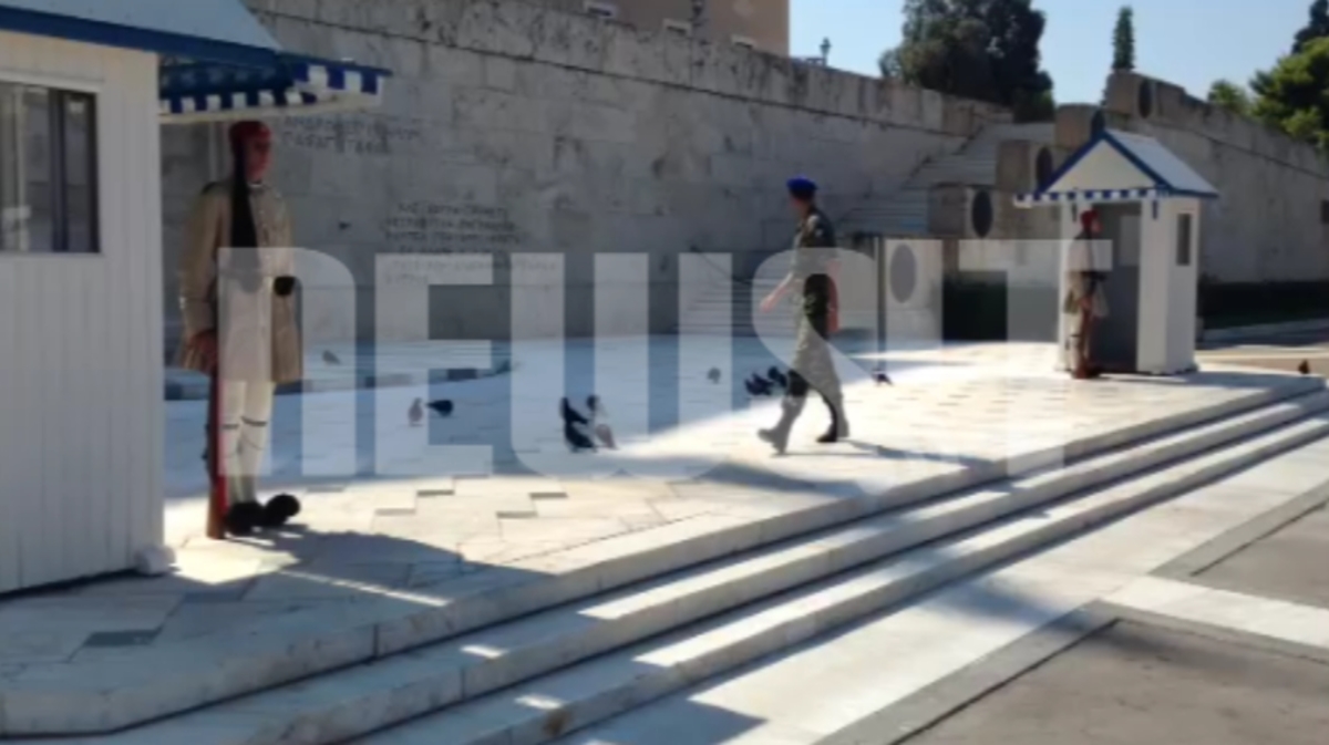 Το… μαρτύριο του τσολιά στον καύσωνα