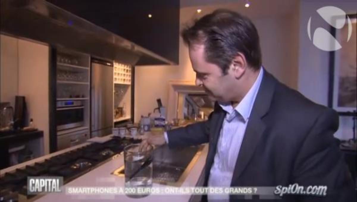 Oops! Το κινητό που παρουσίασε δεν ήταν… αδιάβροχο!