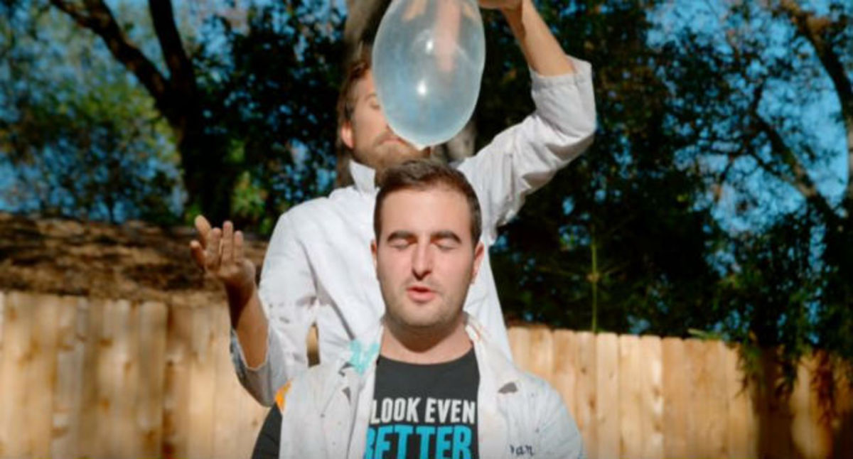 Δείτε το Condom Challenge που τρελαίνει το YouTube σε αργή κίνηση!