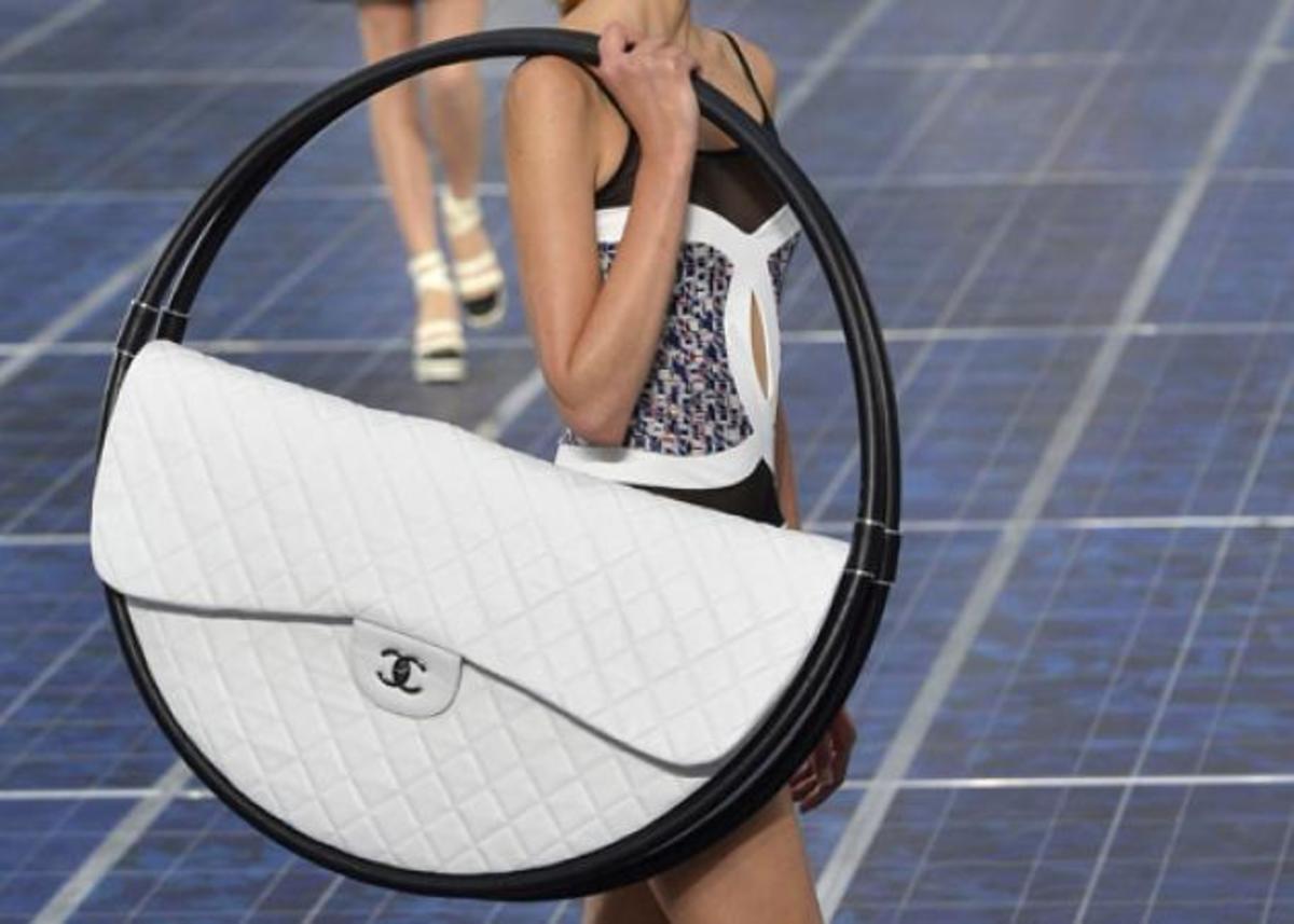 O Karl Lagerfeld μίλησε για τη νέα συλλογή Chanel και για τη τσάντα χούλα χουπ