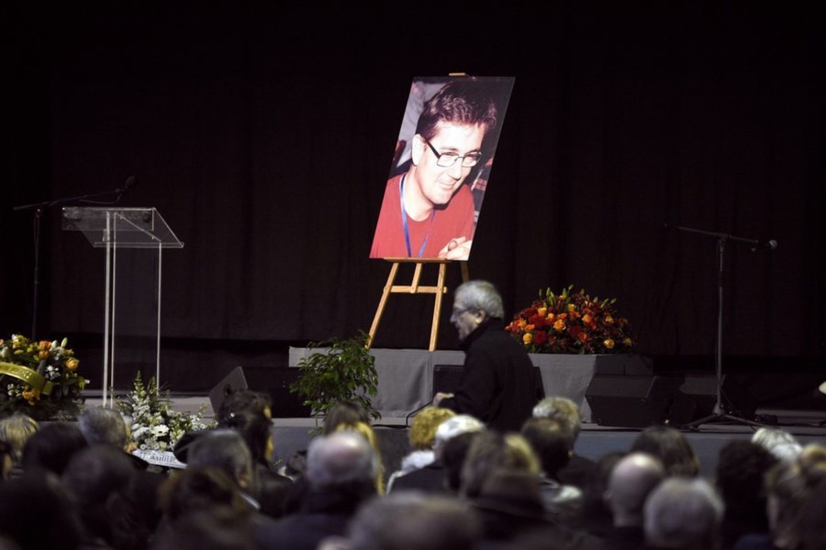 Με τη Διεθνή αποχαιρέτισαν τον Charb του Charlie Hebdo