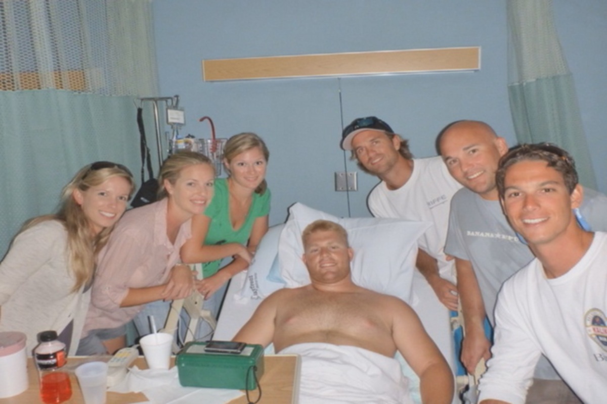 Ο φίλος τους αναρρώνει στο νοσοκομείο