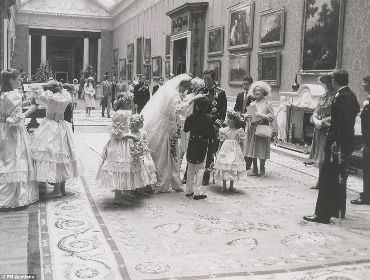 Αδημοσίευτες φωτογραφίες από το γάμο της Νταϊάνας με τον Κάρολο (ΦΩΤΟ)