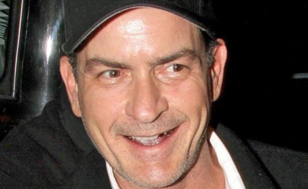 Charlie Sheen: Κατηγορείται για επίθεση με μαχαίρι