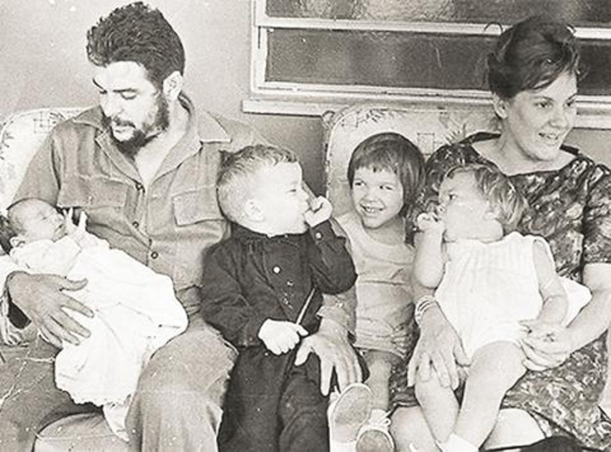 Ο Τσε Γκεβάρα και η σύζυγός του με τα παιδιά τους Ερνέστο