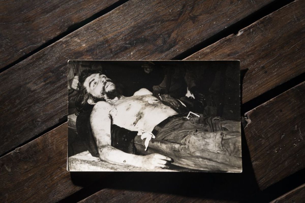 Άγνωστες φωτογραφίες του νεκρού Τσε Γκεβάρα σε ένα κουτί… πούρα!