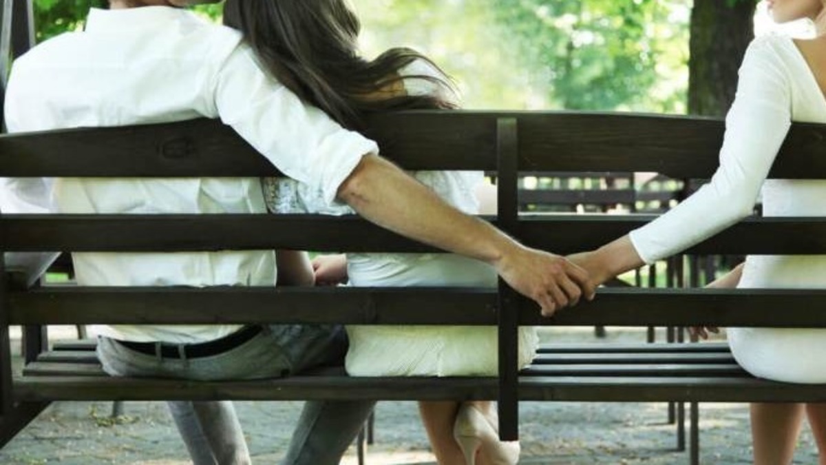 «Έχω υπάρξει τρίτο πρόσωπο σε σχέση. Με χώρισε με ένα μήνυμα»