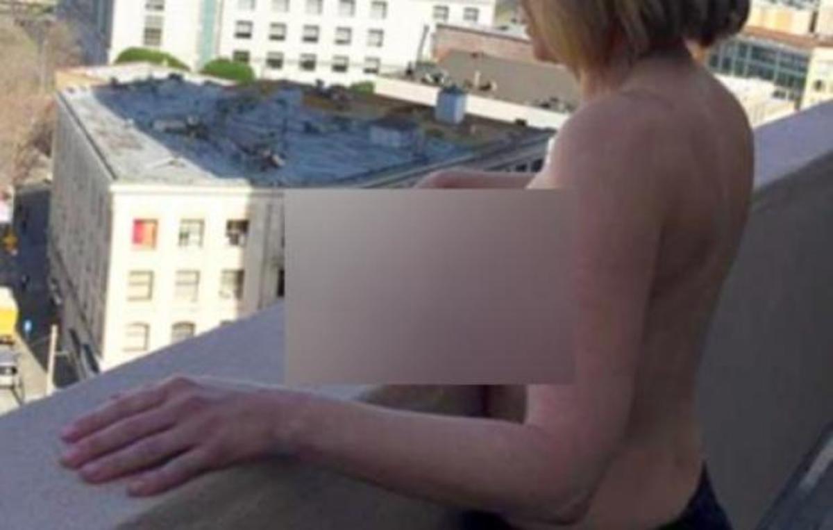 Παρουσιάστρια πόζαρε topless στην βεράντα!