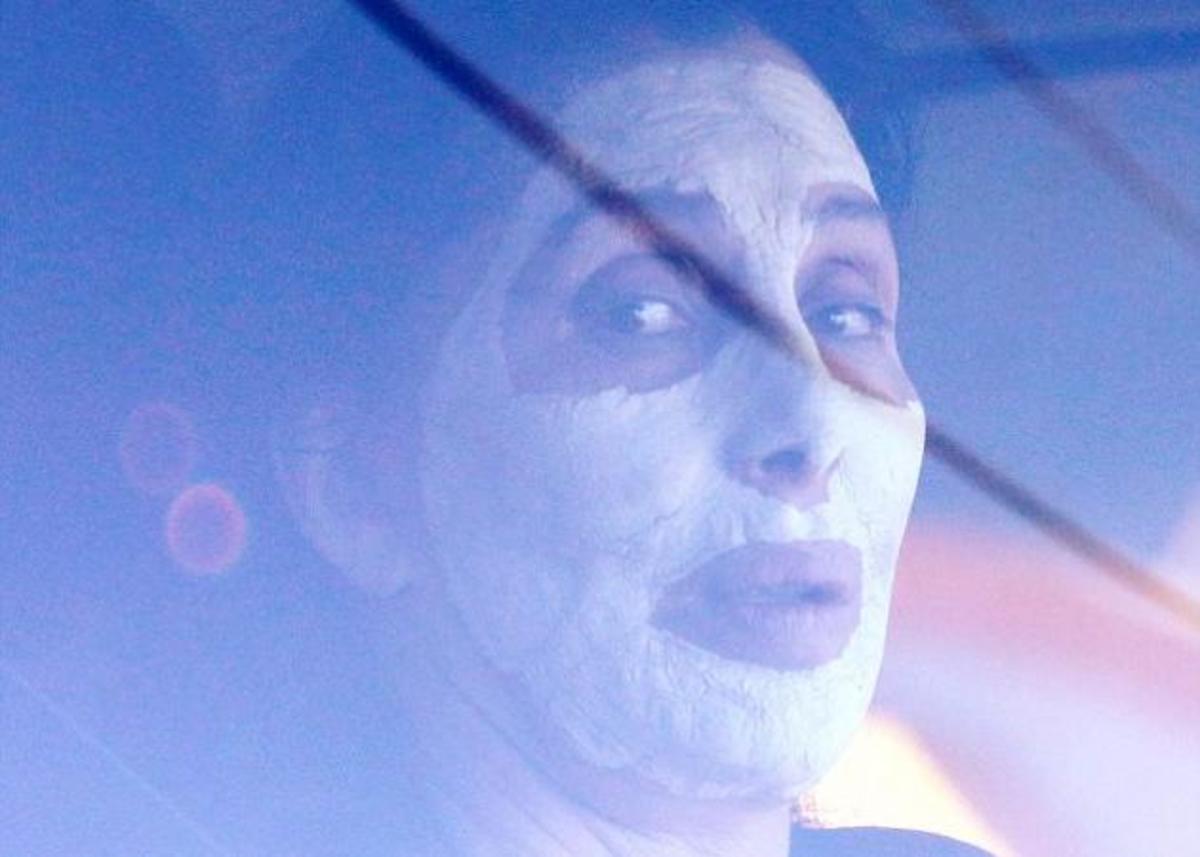 Θα έβγαινες ποτέ από το σπίτι σου με μάσκα προσώπου; Η Cher το έκανε!