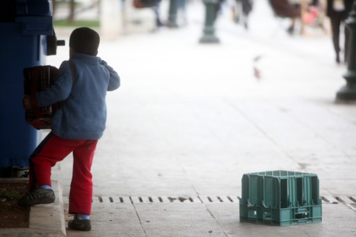 55χρονη έστελνε τον εγγονό της να ζητιανεύει