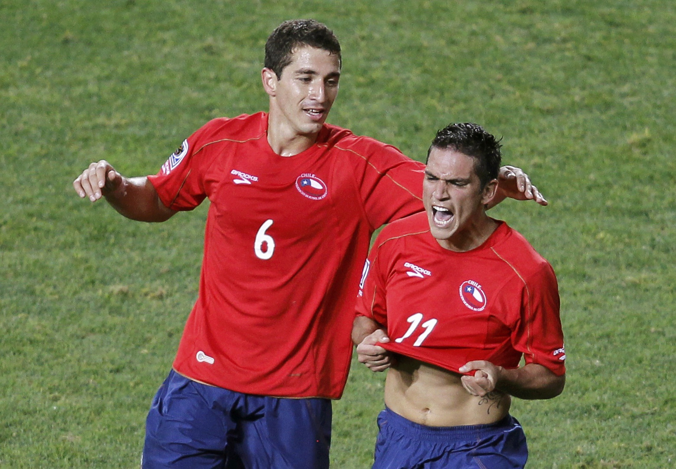 Οι παίκτες της Χιλής πανηγυρίζουν το γκολ του Γκονζάλες