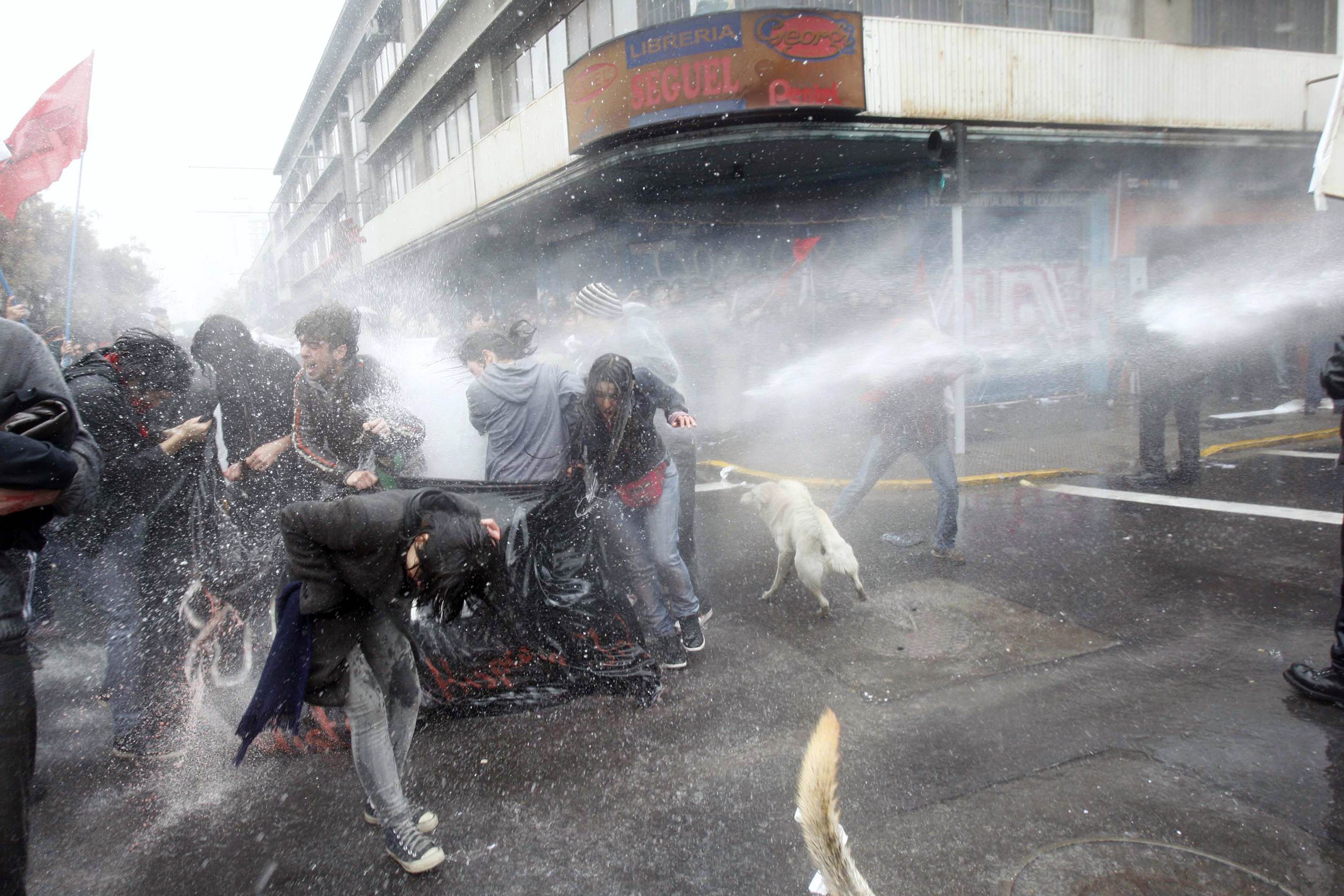 Πεδίο μάχης το Σαντιάγο για… χάρη του Πινοσέτ (ΦΩΤΟ &  VIDEO)