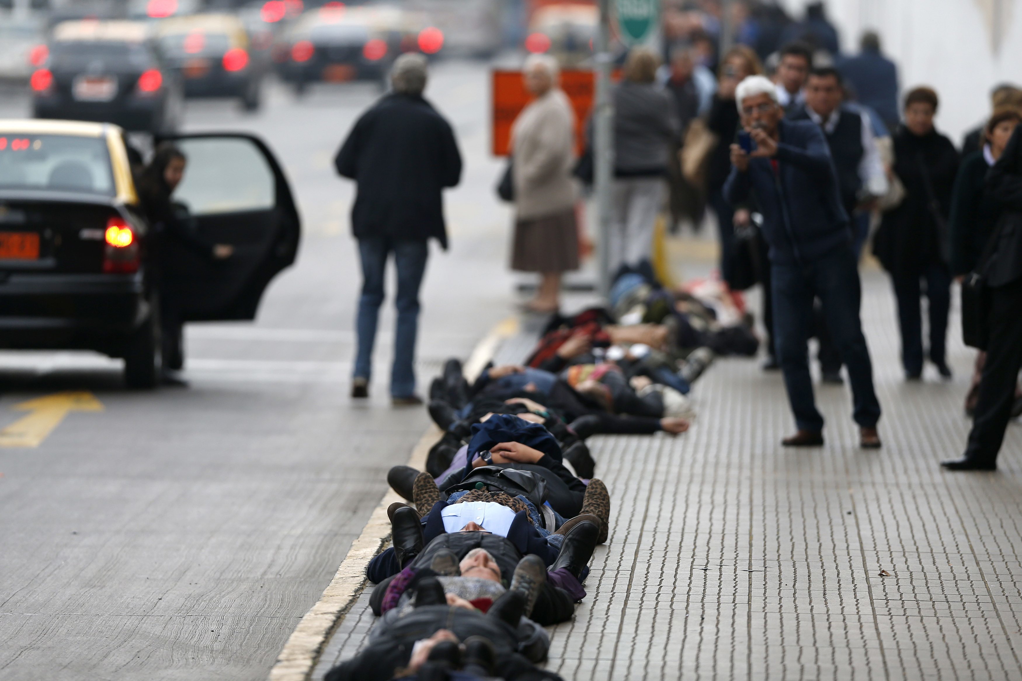 Συγκλονιστική διαμαρτυρία για τα 40 χρόνια από το πραξικόπημα Πινοσέτ