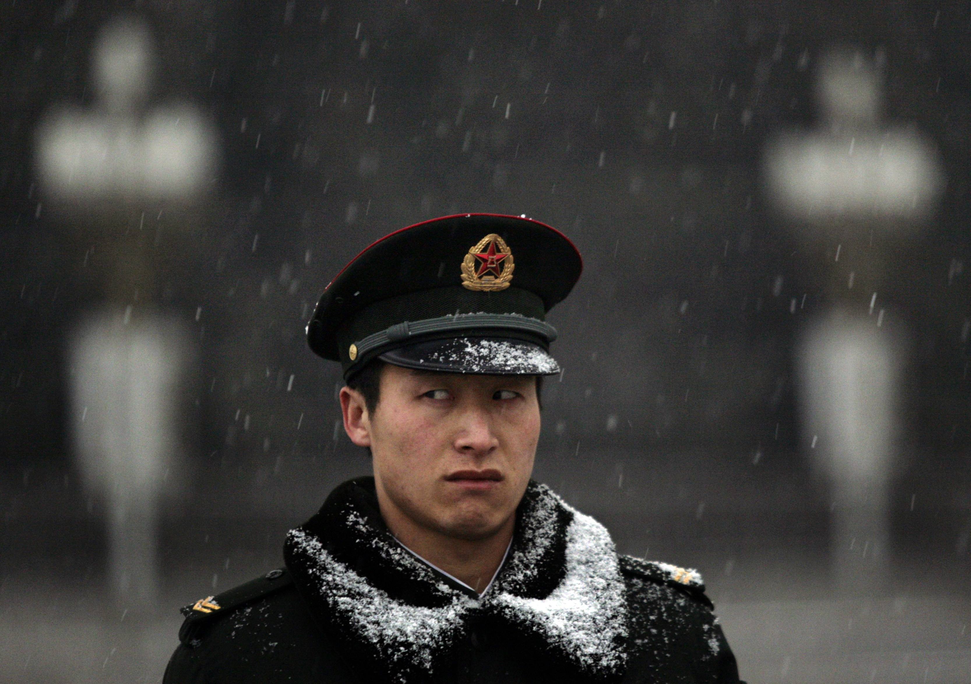 Κινέζος στρατιώτης "επιβλέπει" την...κατάσταση! ΦΩΤΟ REUTERS