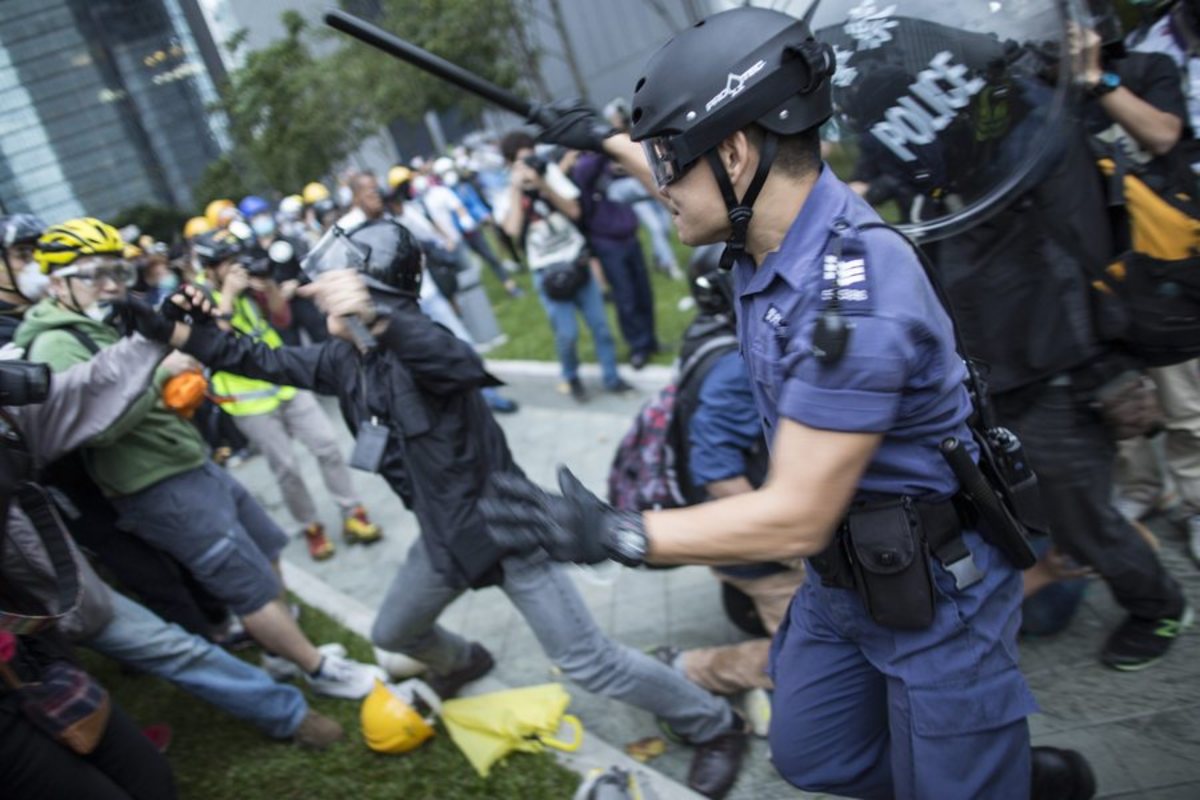 Άγρια νύχτα στο Χονγκ Κόνγκ – Νέες συγκρούσεις αστυνομίας – διαδηλωτών (ΦΩΤΟ, VIDEO)