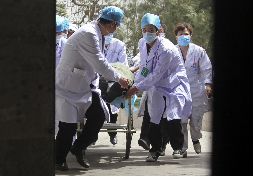 Ένας από τους ανθρακωρύχους μεταφέρεται στο νοσοκομείο. ΦΩΤΟ REUTERS