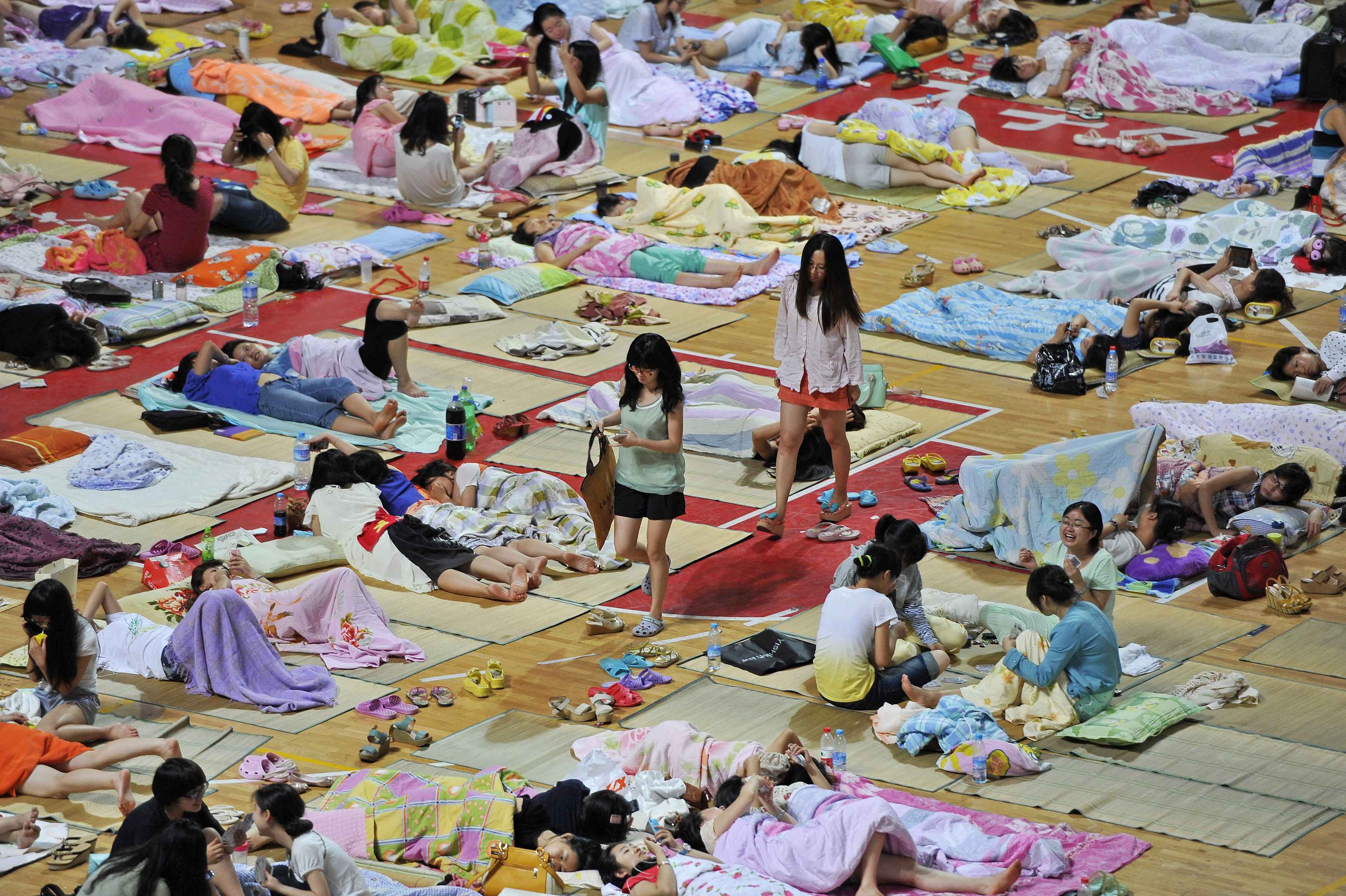 Εκατοντάδες φοιτητές κοιμούνται σε γυμναστήριο – ΦΩΤΟ