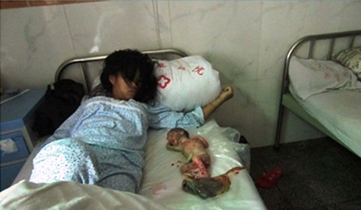 Φωτογραφία που ΣΟΚΑΡΕΙ: Η Κίνα σκοτώνει τα παιδιά της