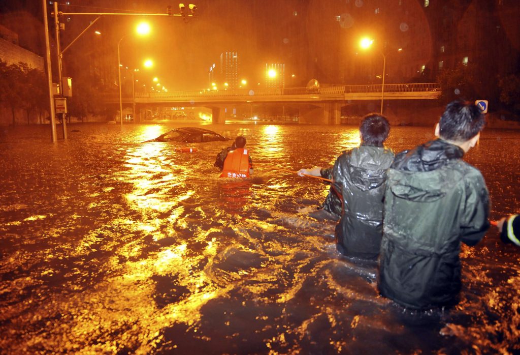 Φονικές πλημμύρες στο Πεκίνο – Συγκλονιστικές ΦΩΤΟ