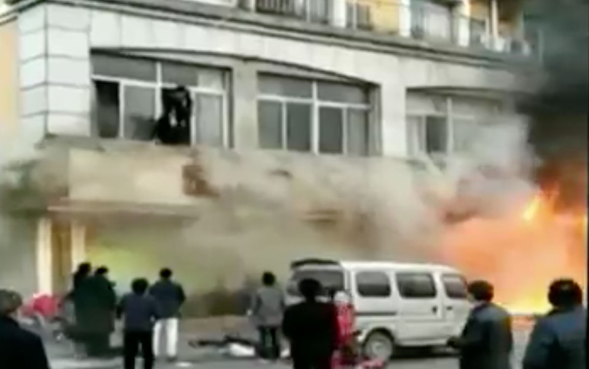Πηδούσαν από τα παράθυρα για να σωθούν! 18 νεκροί από φωτιά στην Κίνα [vids]