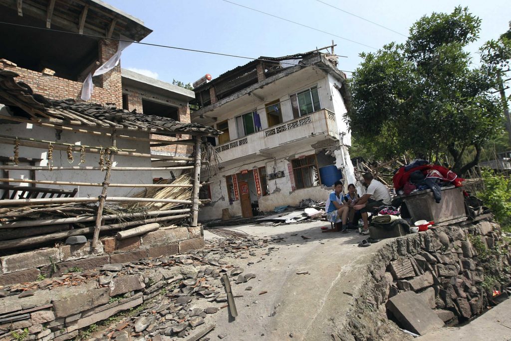 Video από τη στιγμή του σεισμού στην Κίνα – 156 οι νεκροί, 5.500 οι τραυματίες