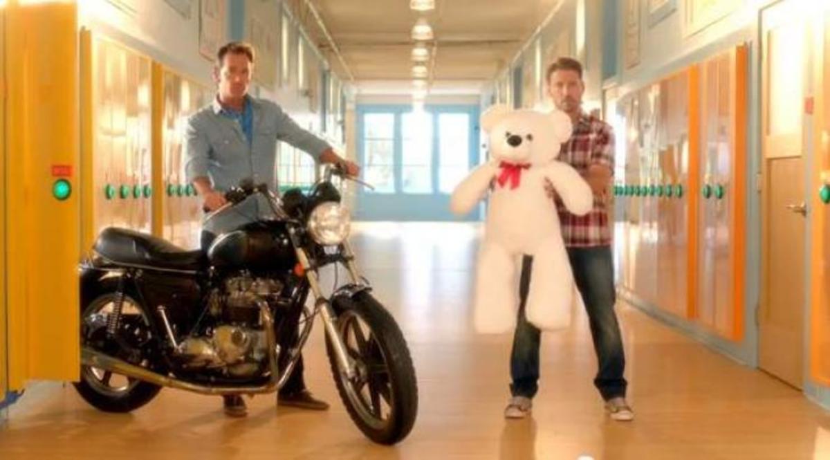 Μπράντον και Ντίλαν παλεύουν ξανά για την Κέλι! Δείτε τι επιλέγει εν έτει 2012 η ξανθιά του Beverly Hills!