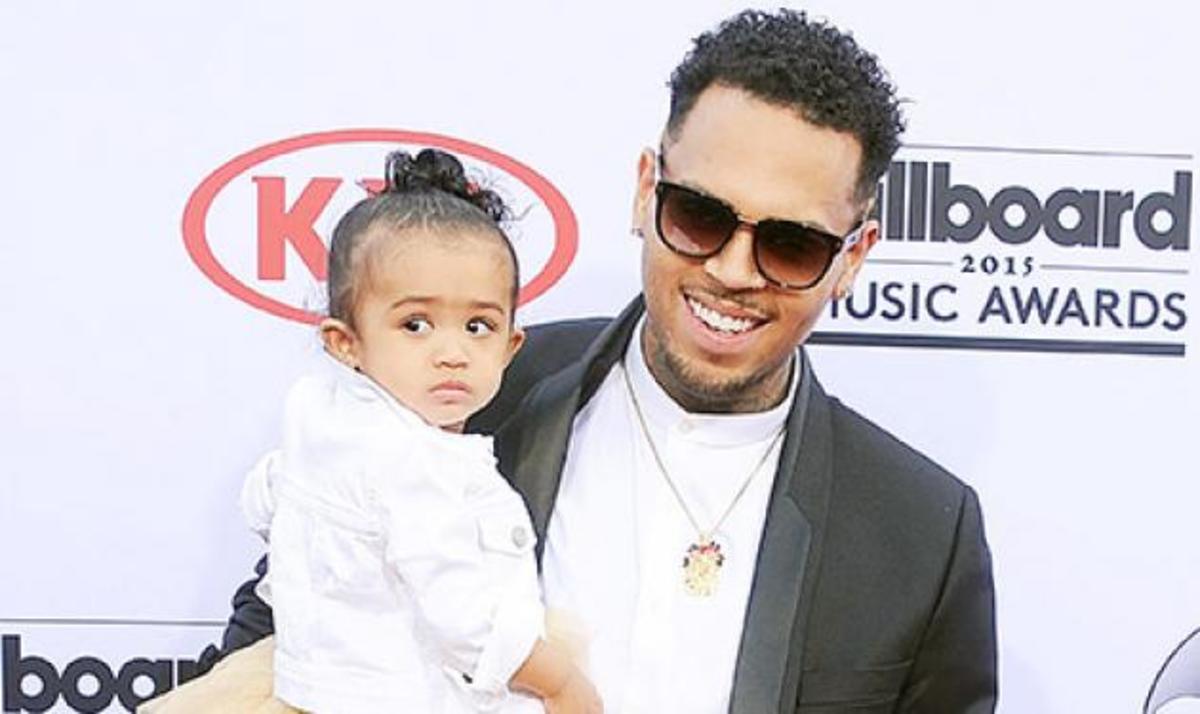 Έχετε δει κάτι πιο γλυκό; Ο Chris Brown αγκαλιά με την κόρη του στο εξώφυλλο του νέου του άλμπουμ!