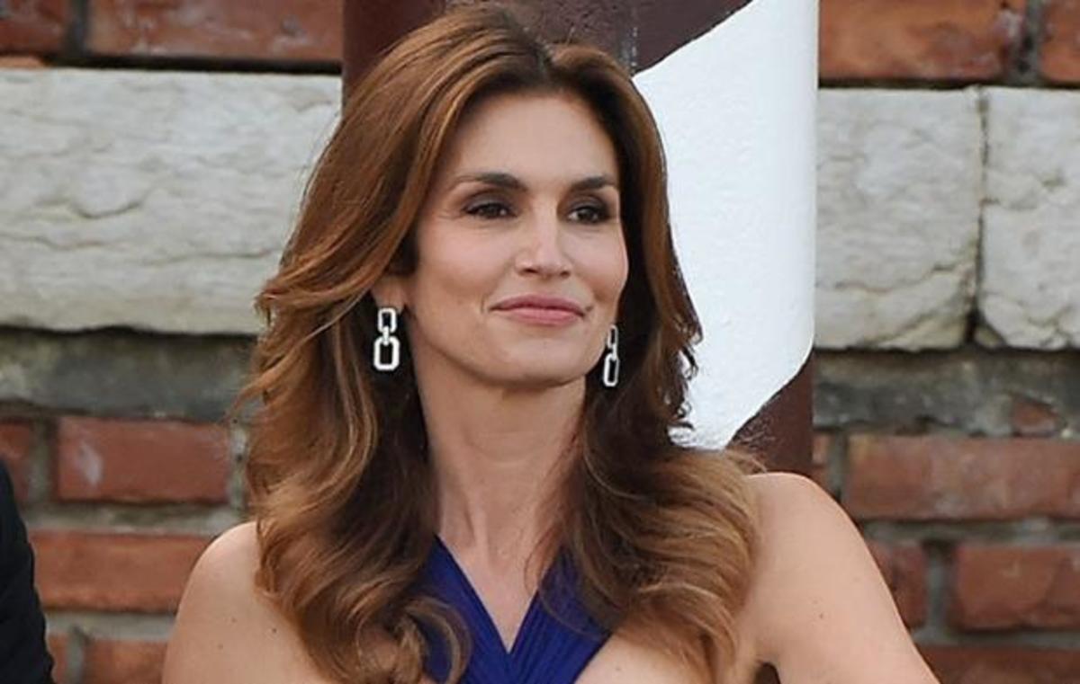 Η Cindy Crawford ποζάρει στο κρεβάτι της χωρίς ίχνος make up!