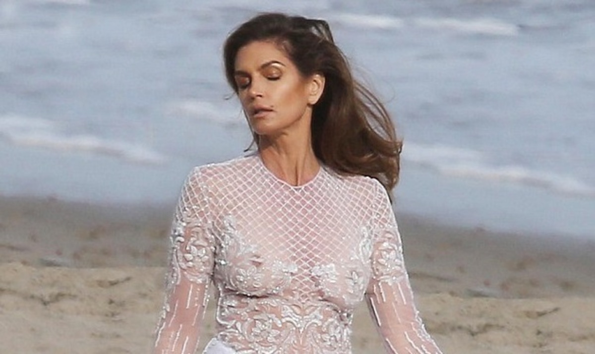 Χωρίς σουτιέν ποζάρει στα 49 της χρόνια η Cindy Crawford!