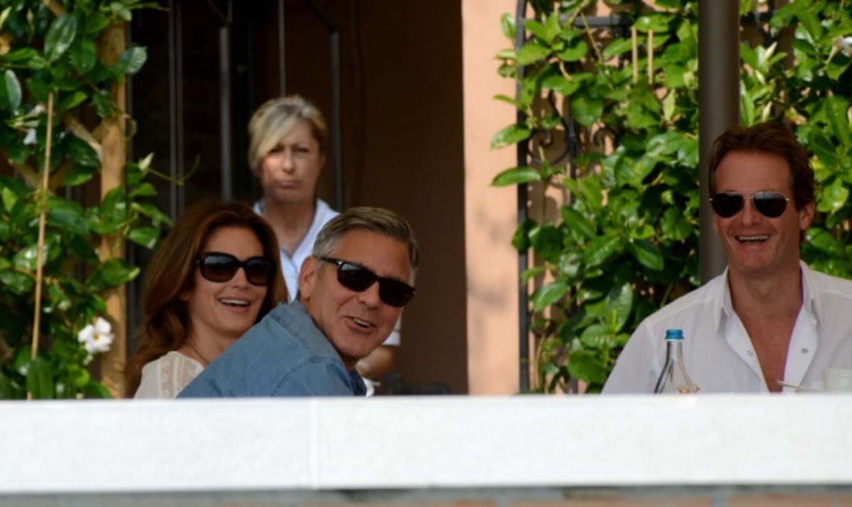 Ο George Clooney παίρνει πρωινό με τη Cindy Crawford και τον κουμπάρο του