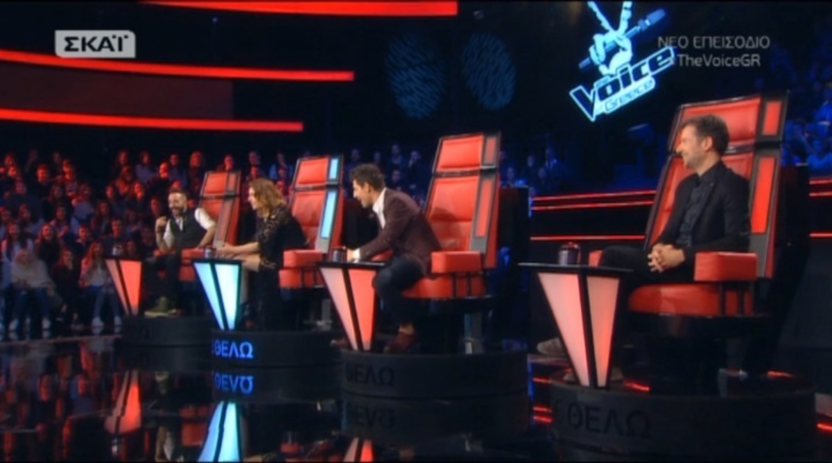 Εισέβαλε στο πλατό του Voice και έτρεξε στην αγκαλιά του Σάκη!